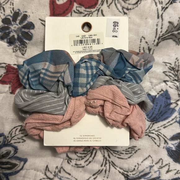 NWT American Eagle Scrunchies - Picture 2 of 2